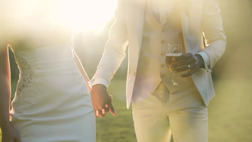 Braut & Bräutigam am Schinvelder Hoeve Hochzeitstag Hand in Hand während des Sonnenuntergangs