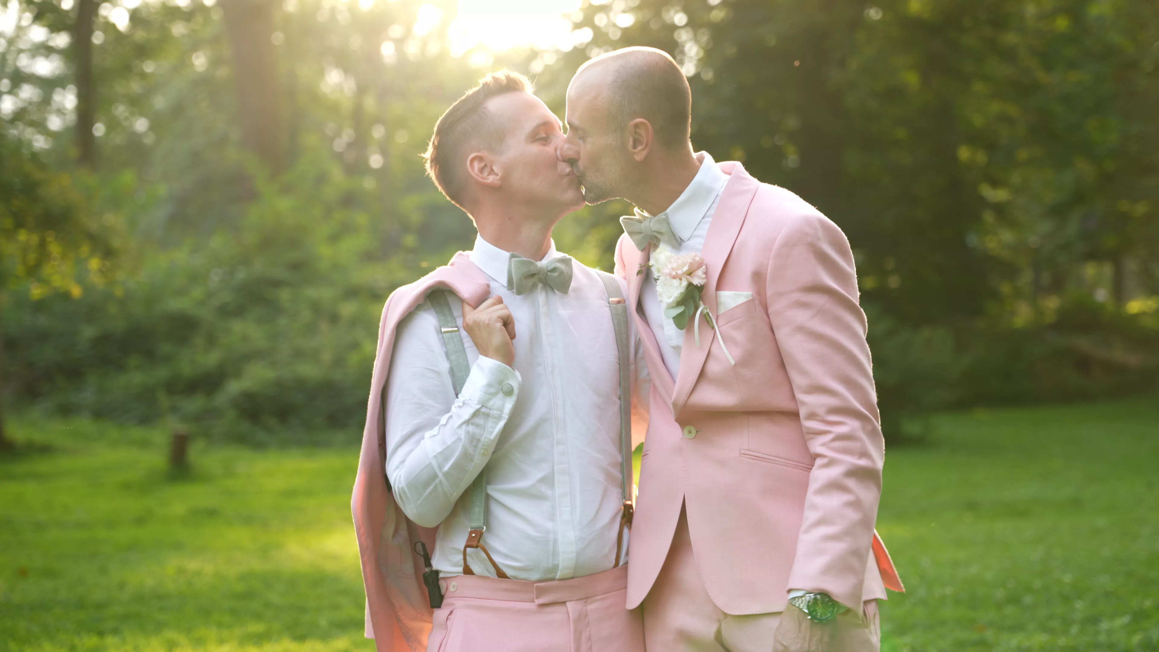 Kölner Hochzeitspaar während des Shootings für ihr Hochzeitsvideo Köln