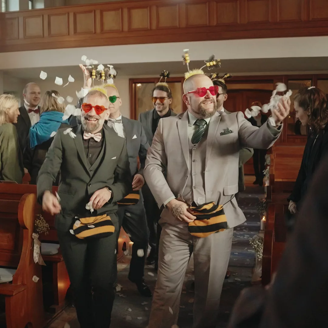 Humorvoller Einzug in einem Hochzeitsfilm Bonn festgehalten